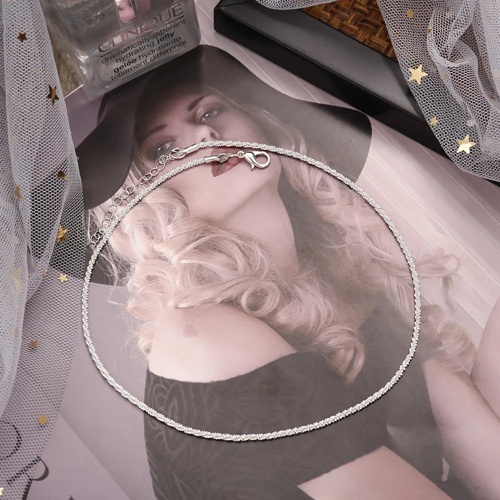 Collana semplice e brillante da donna, colore argento, stile choker, perfetta per look eleganti, matrimoni e feste.