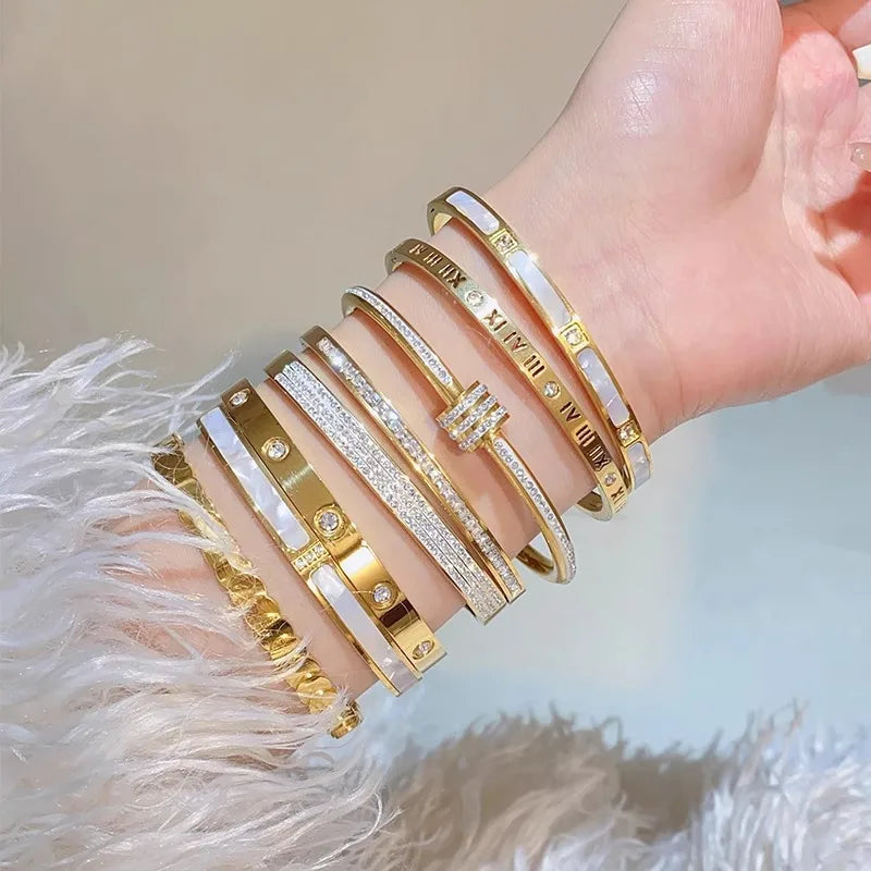 Bracciale Dorato con Zirconi
Elegante e resistente, perfetto per l’uso quotidiano e per completare ogni look femminile