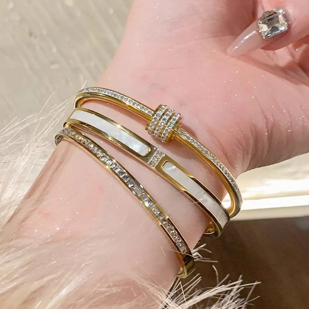 Bracciale Dorato con Zirconi
Elegante e resistente, perfetto per l’uso quotidiano e per completare ogni look femminile