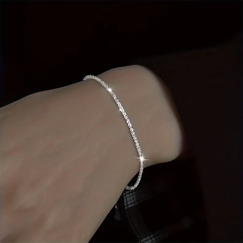 Set di collana e bracciale placcati argento, design minimal con dettagli ispirati al cielo stellato. Accessori eleganti perfetti per un look femminile raffinato.