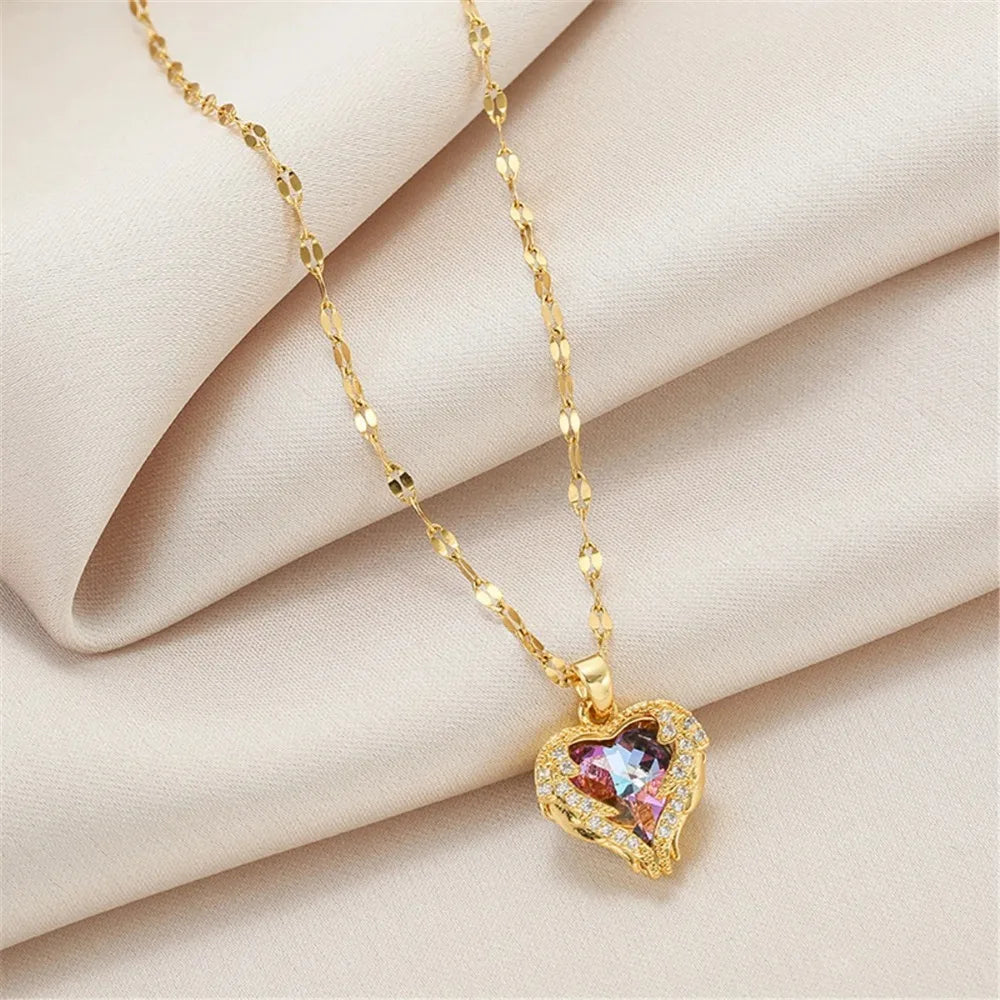 Collana con ciondolo a cuore oceano in cristallo colorato, realizzata in acciaio 316L, perfetta per look eleganti, matrimoni e stile trendy femminile.
