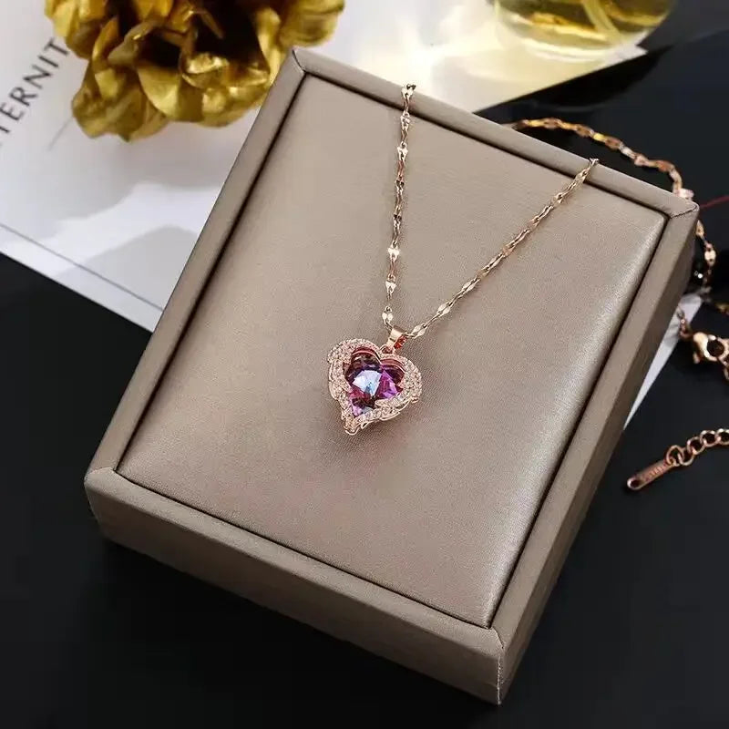 Collana con ciondolo a cuore oceano in cristallo colorato, realizzata in acciaio 316L, perfetta per look eleganti, matrimoni e stile trendy femminile.