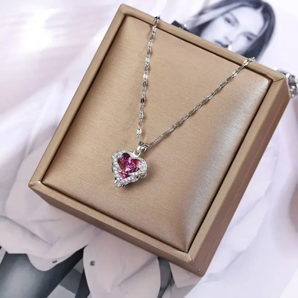 Collana con ciondolo a cuore oceano in cristallo colorato, realizzata in acciaio 316L, perfetta per look eleganti, matrimoni e stile trendy femminile.