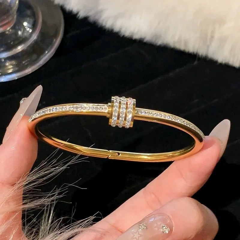 Bracciale Dorato con Zirconi
Elegante e resistente, perfetto per l’uso quotidiano e per completare ogni look femminile