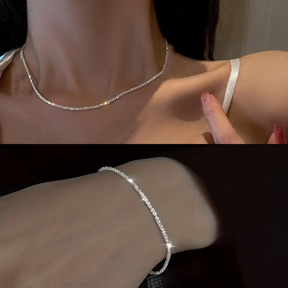 Set di collana e bracciale placcati argento, design minimal con dettagli ispirati al cielo stellato. Accessori eleganti perfetti per un look femminile raffinato.